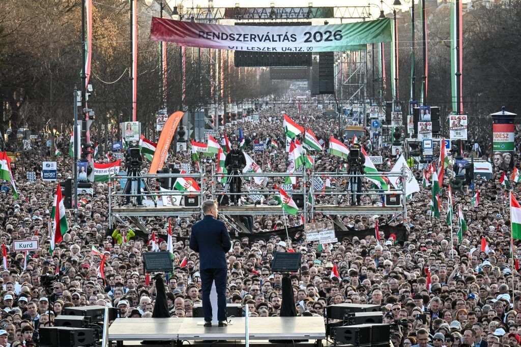 Демонстрация силы перед выборами? В Будапеште прошли массовые митинги сторонников и противников Орбана. Видео