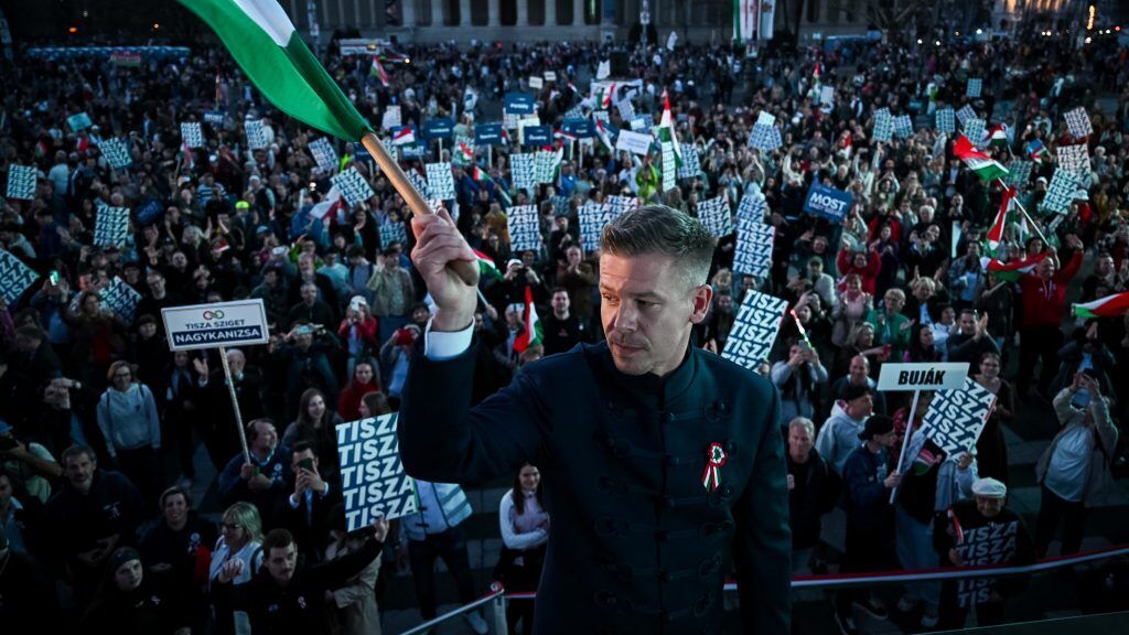 Демонстрация силы перед выборами? В Будапеште прошли массовые митинги сторонников и противников Орбана. Видео