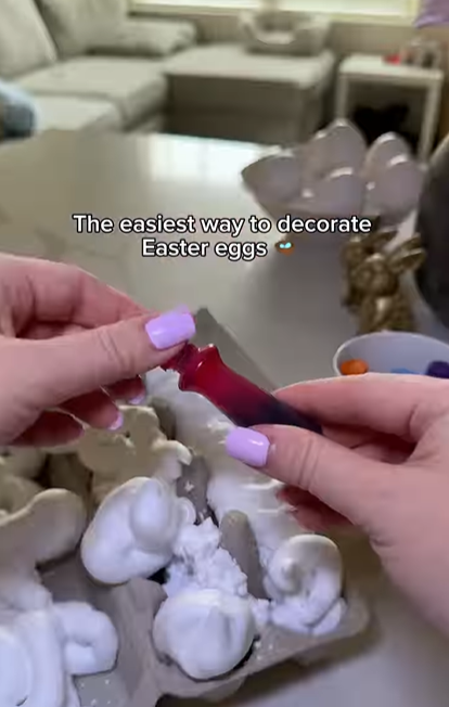 Как покрасить пасхальные яйца, чтобы был "мраморный эффект": интересный лайфхак