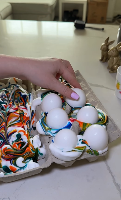 Как покрасить пасхальные яйца, чтобы был "мраморный эффект": интересный лайфхак