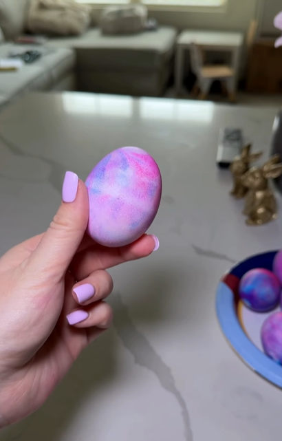 Как покрасить пасхальные яйца, чтобы был "мраморный эффект": интересный лайфхак