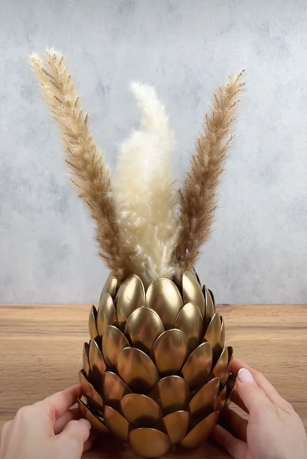 Як власноруч зробити вазу з імітацією луски: лайфхак, з яким упораються навіть діти