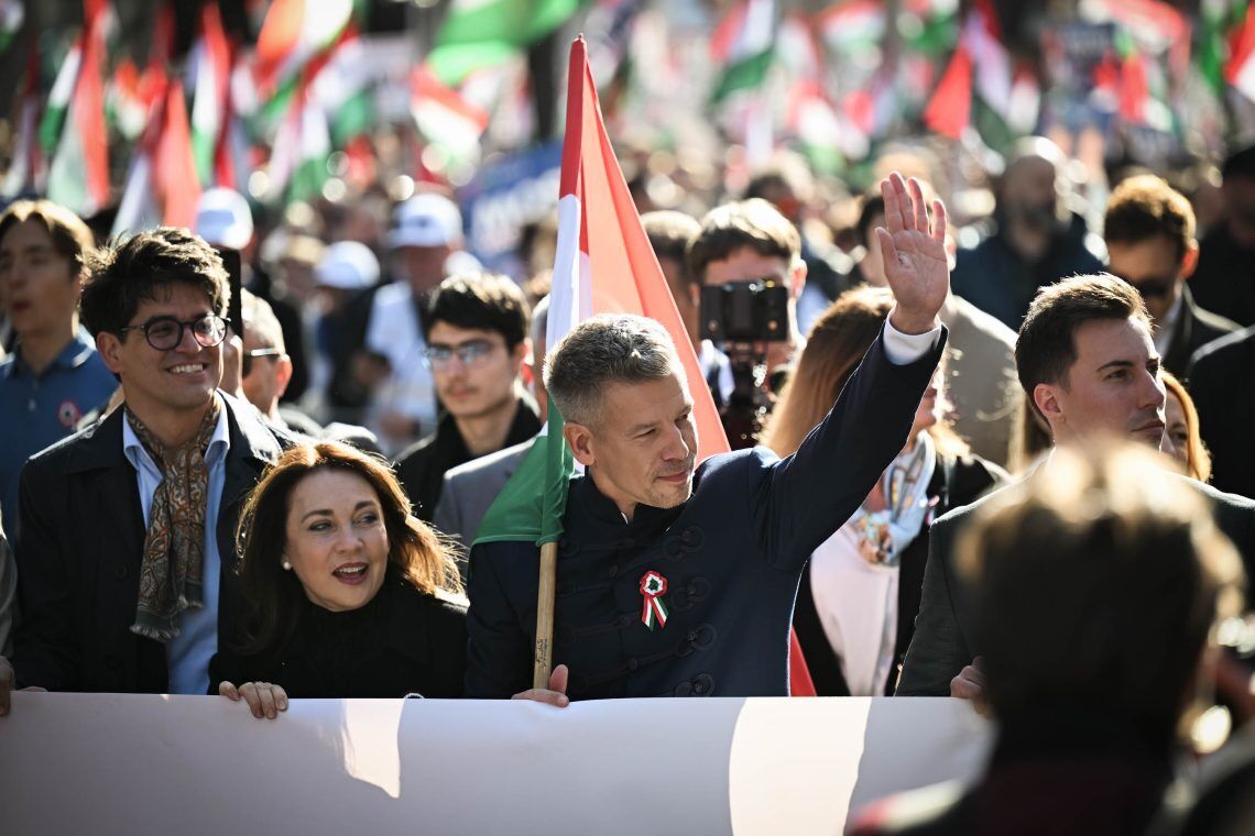 Демонстрация силы перед выборами? В Будапеште прошли массовые митинги сторонников и противников Орбана. Видео