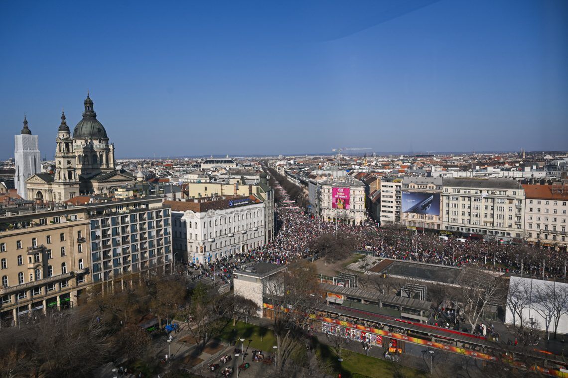 Демонстрация силы перед выборами? В Будапеште прошли массовые митинги сторонников и противников Орбана. Видео