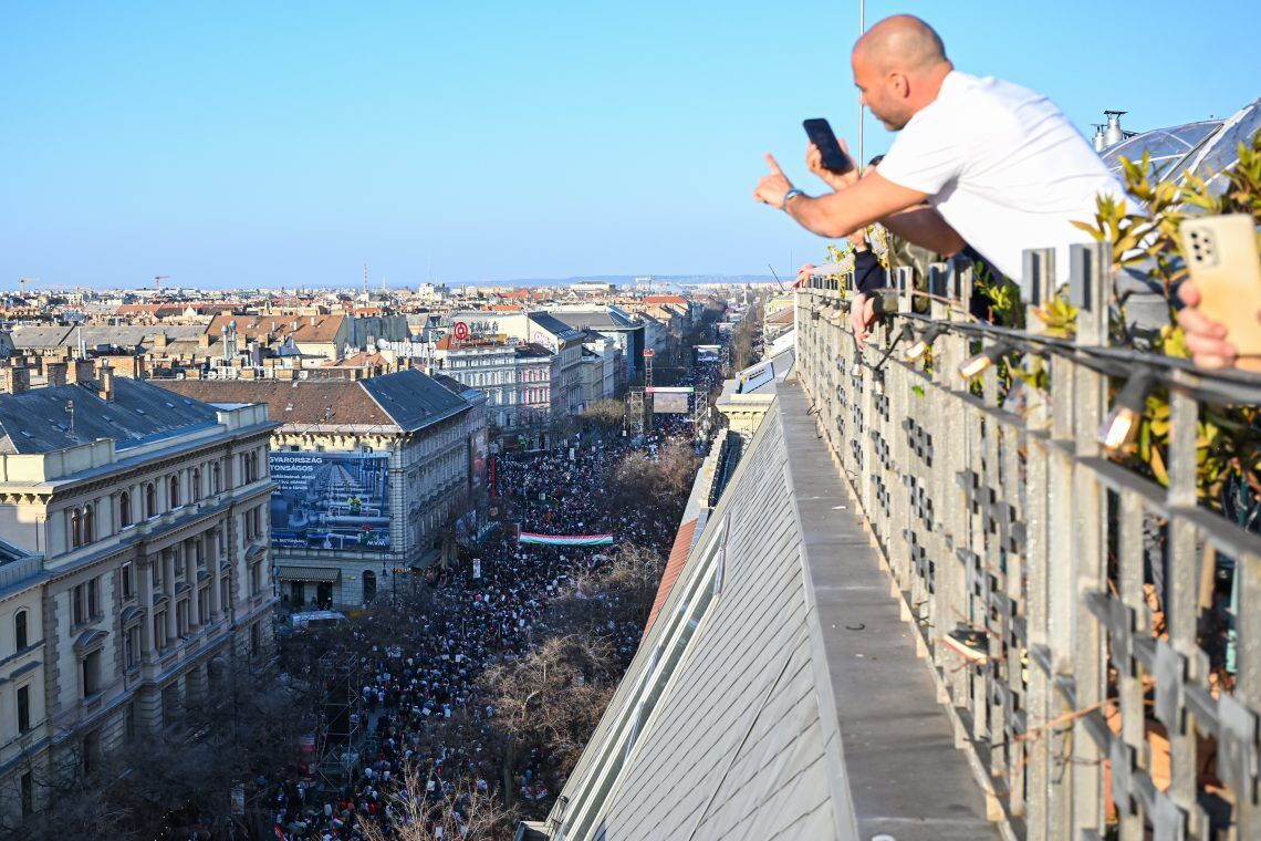 Демонстрация силы перед выборами? В Будапеште прошли массовые митинги сторонников и противников Орбана. Видео