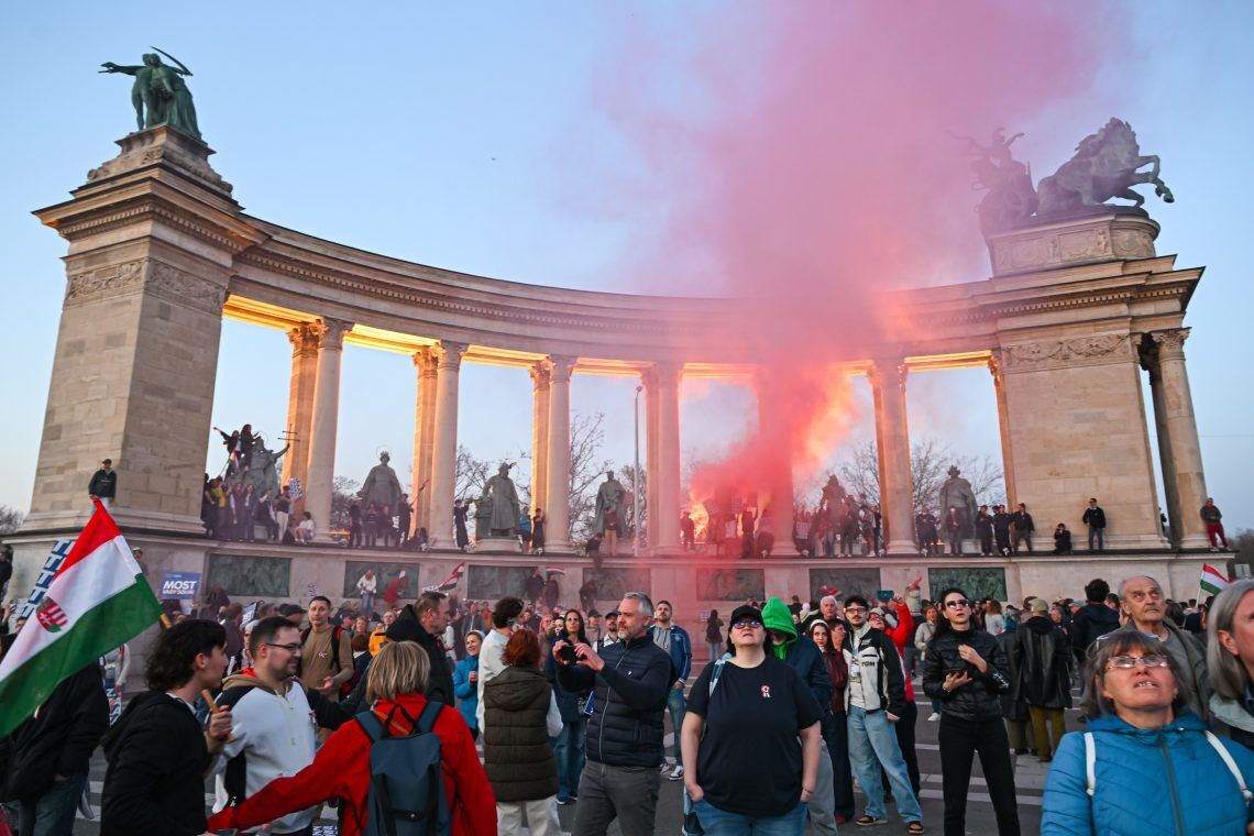 Демонстрация силы перед выборами? В Будапеште прошли массовые митинги сторонников и противников Орбана. Видео