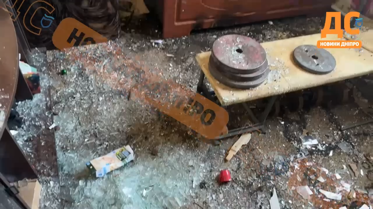 Віконна рама впала на маму з 3-річною дитиною: очевидці розповіли про наслідки атаки БПЛА на Дніпро