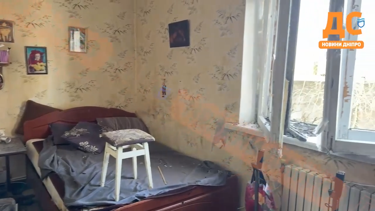 Віконна рама впала на маму з 3-річною дитиною: очевидці розповіли про наслідки атаки БПЛА на Дніпро