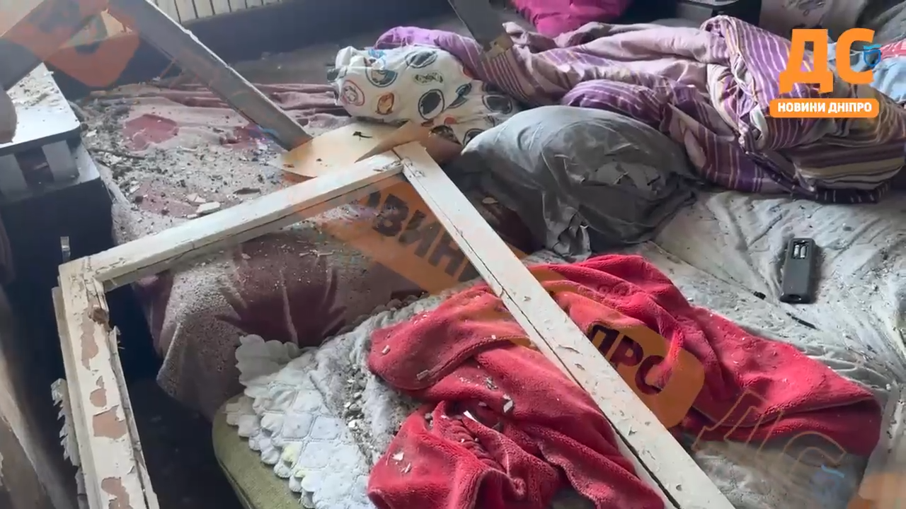 Віконна рама впала на маму з 3-річною дитиною: очевидці розповіли про наслідки атаки БПЛА на Дніпро