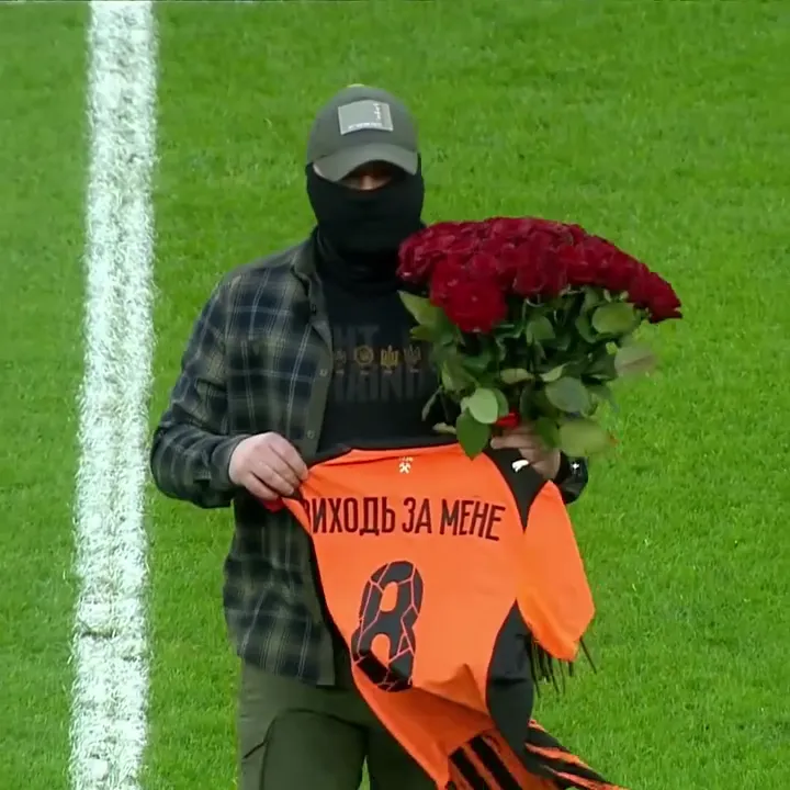 Боевого медика после символического удара перед матчем УПЛ позвали замуж в прямом эфире. Видео