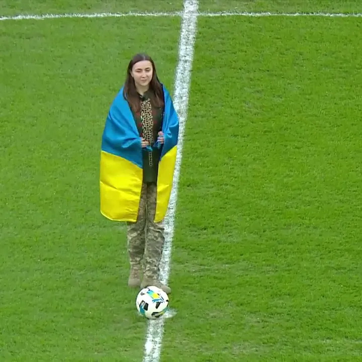 Боевого медика после символического удара перед матчем УПЛ позвали замуж в прямом эфире. Видео