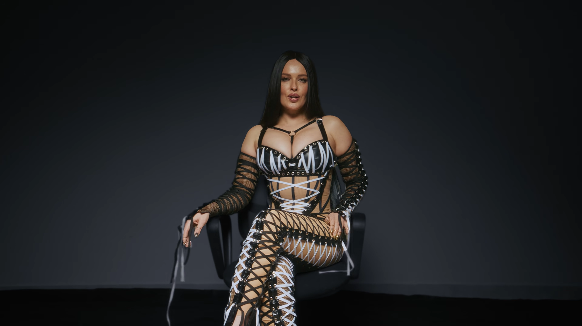 "Скільки років минуло!" Даша Астафʼєва переклала хіт NikitA "Машина" українською заради благої мети. Відео