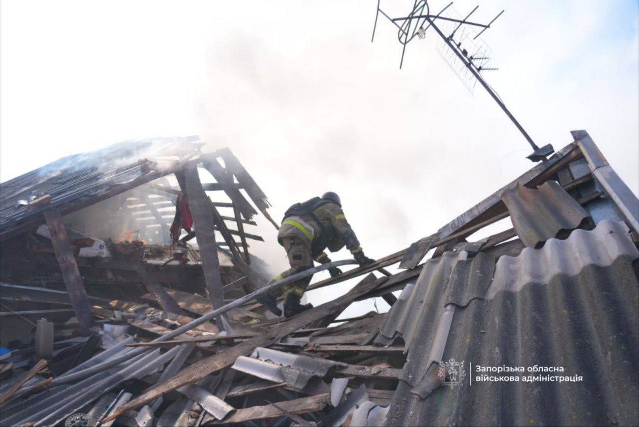 "Бабуся дуже кричала": мешканці Запоріжжя розповіли про російську атаку і її наслідки. Фото і відео