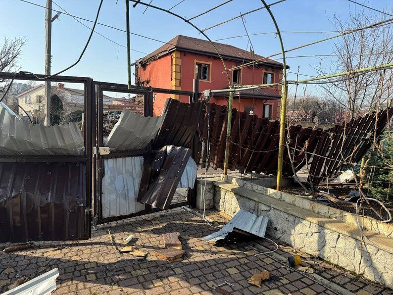 "Бабуся дуже кричала": мешканці Запоріжжя розповіли про російську атаку і її наслідки. Фото і відео