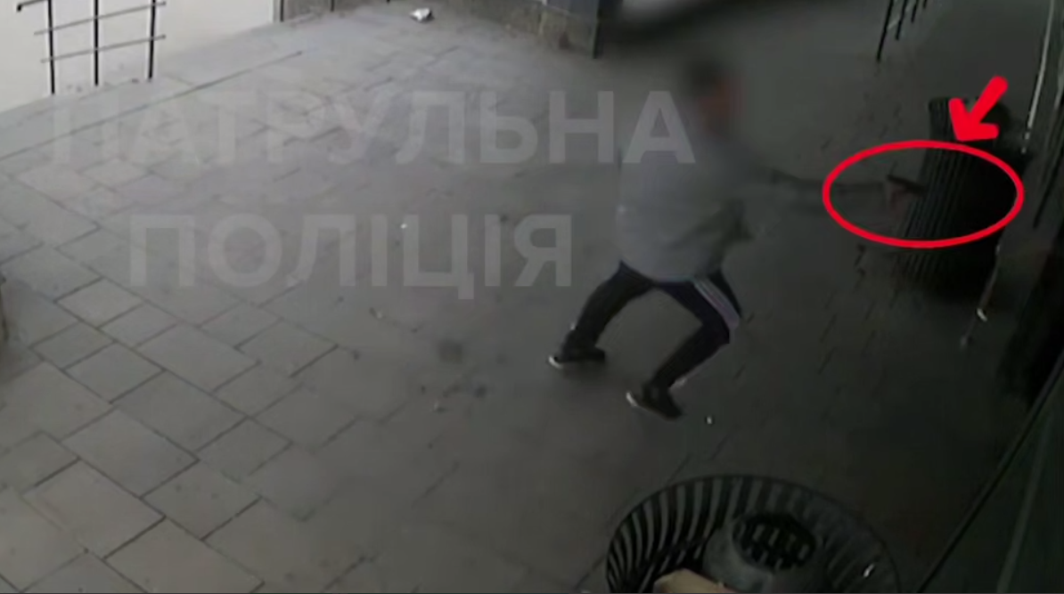 В Запорожье полицейский применил оружие против нападавшего, мужчину нашли мертвым: подробности инцидента. Видео