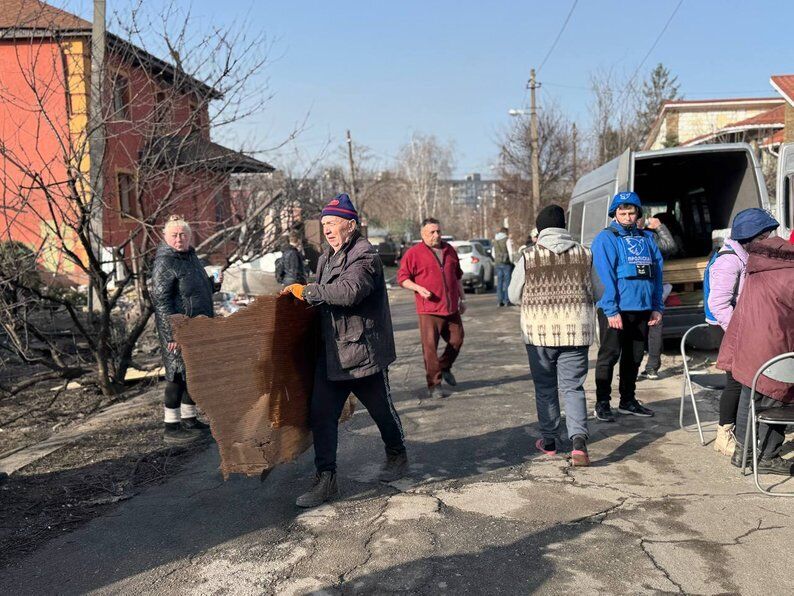 "Бабуся дуже кричала": мешканці Запоріжжя розповіли про російську атаку і її наслідки. Фото і відео