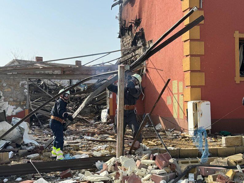 "Бабуся дуже кричала": мешканці Запоріжжя розповіли про російську атаку і її наслідки. Фото і відео