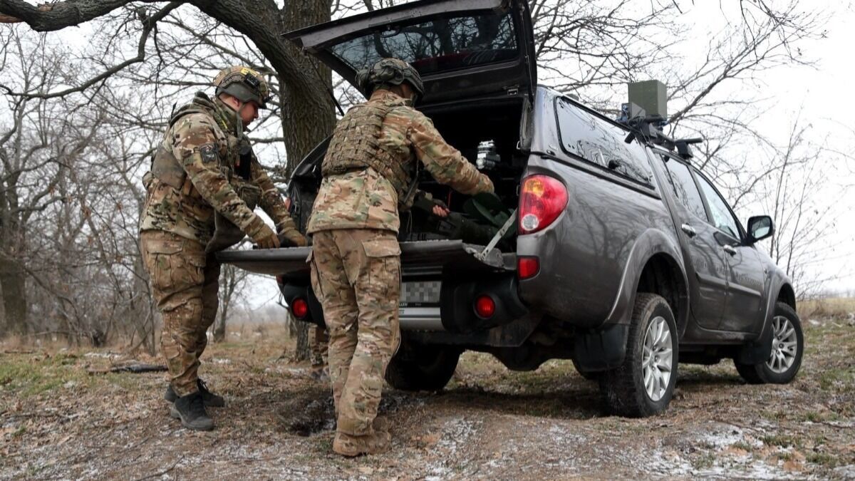 Автівки для дронарів: "Сталевий фронт" Ахметова передав позашляховики підрозділу БПЛА бригади "Хортиця"