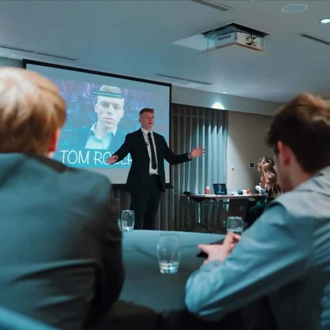 Як склалося життя "найнеслухнянішої дитини Британії": має власну школу розвитку і заробляє майже $480 тисяч на рік. Фото до та після