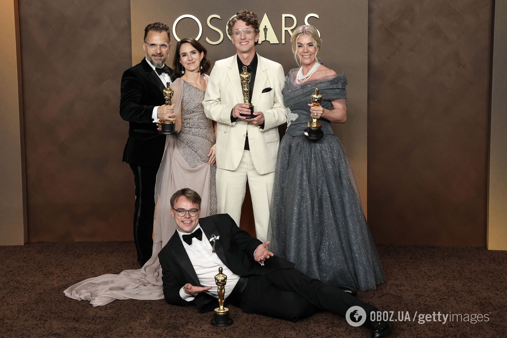 Фільм про вчителя з Росії отримав "Оскар 2026": щасливий режисер зі сцени закликав "зупинити війну" і заговорив російською. Відео