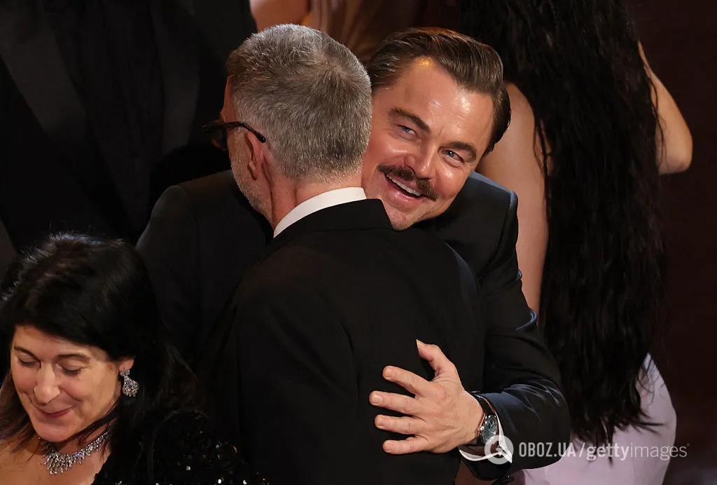 Леонардо Ді Капріо став головною зіркою доріжки "Оскара 2026" через зміни на обличчі та "секретну" супутницю. Фото