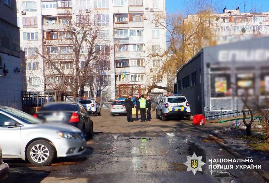 У Києві п’яний чоловік ударом в голову повалив пенсіонерку на землю та побив ногами: жінка померла. Фото та відео