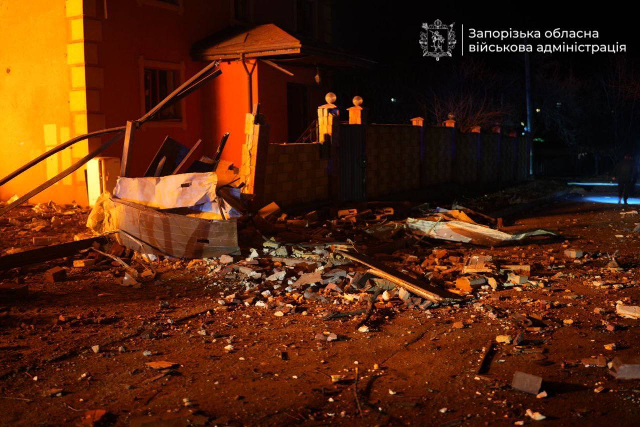 Россия атаковала дронами частный сектор Запорожья: есть разрушения, пожары и раненые. Фото и видео
