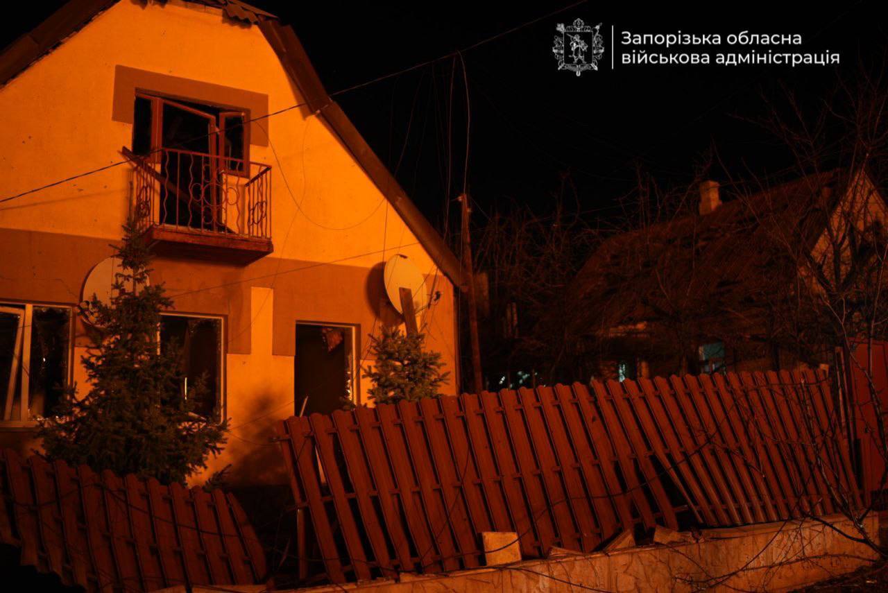 Россия атаковала дронами частный сектор Запорожья: есть разрушения, пожары и раненые. Фото и видео