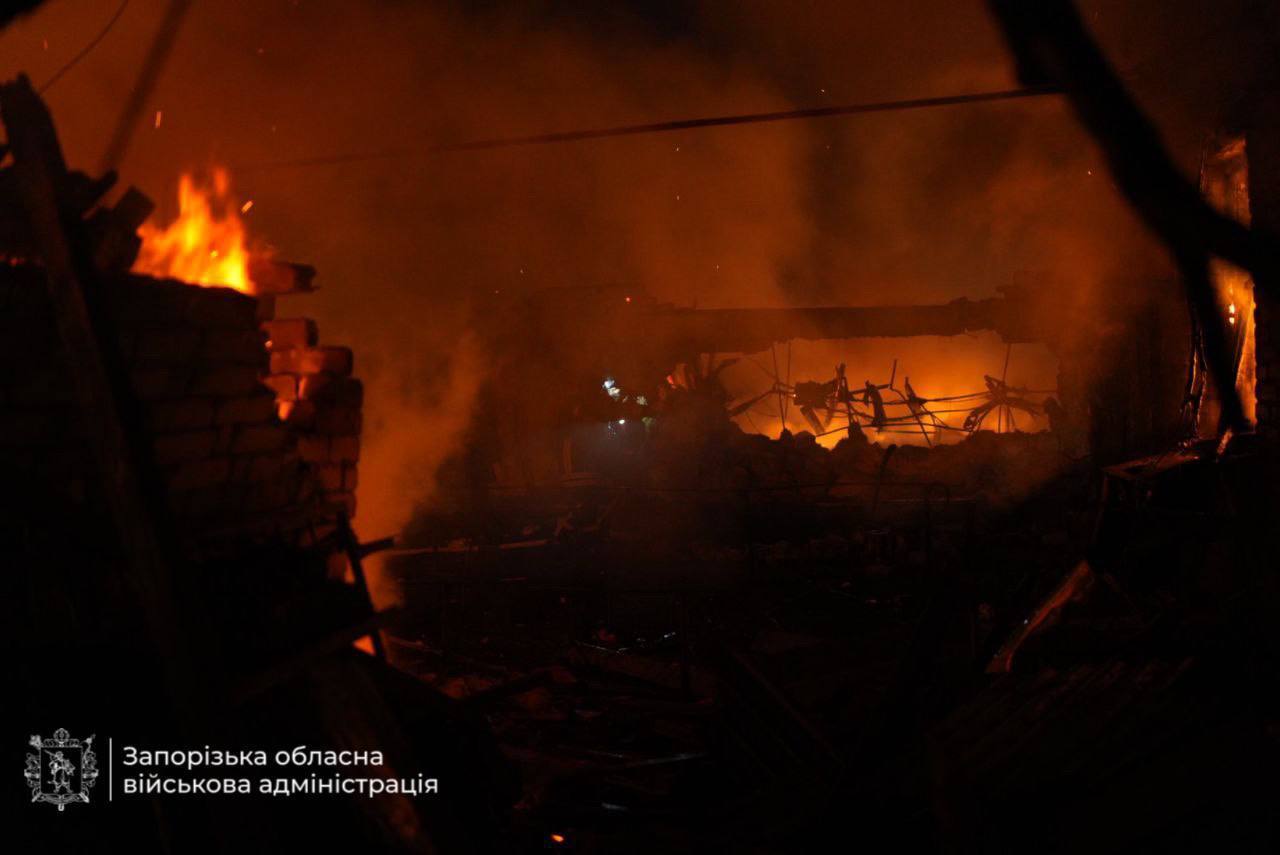 Россия атаковала дронами частный сектор Запорожья: есть разрушения, пожары и раненые. Фото и видео
