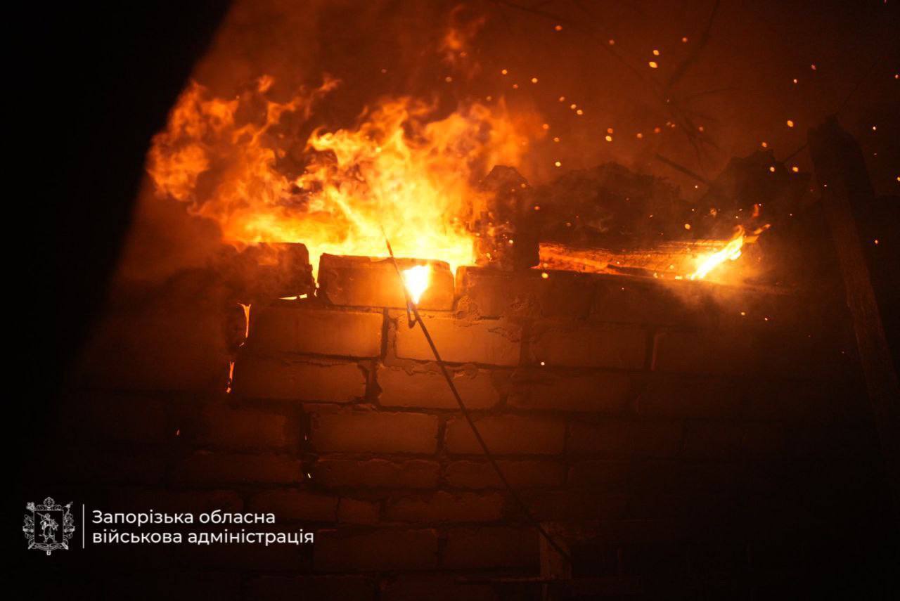 Россия атаковала дронами частный сектор Запорожья: есть разрушения, пожары и раненые. Фото и видео