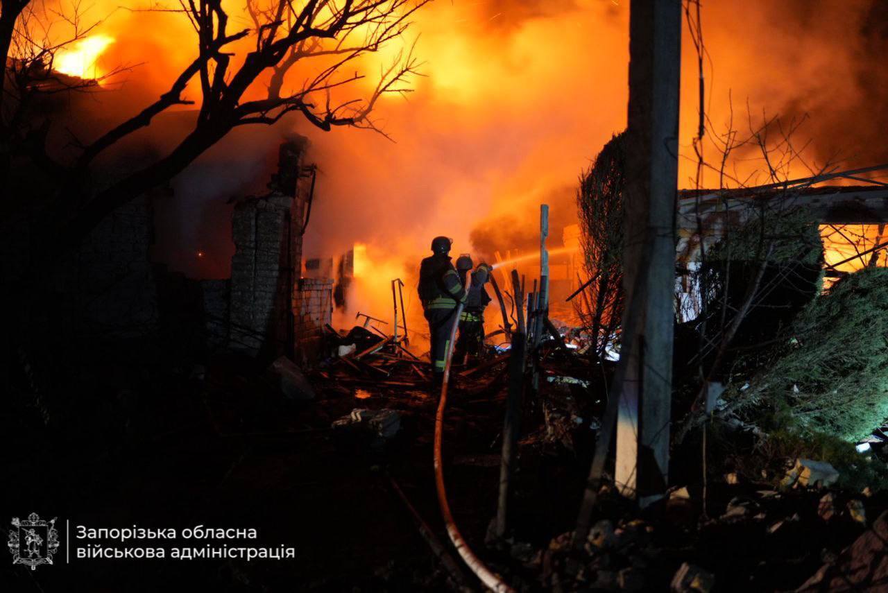 Россия атаковала дронами частный сектор Запорожья: есть разрушения, пожары и раненые. Фото и видео