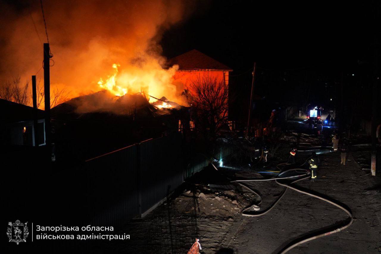 Россия атаковала дронами частный сектор Запорожья: есть разрушения, пожары и раненые. Фото и видео