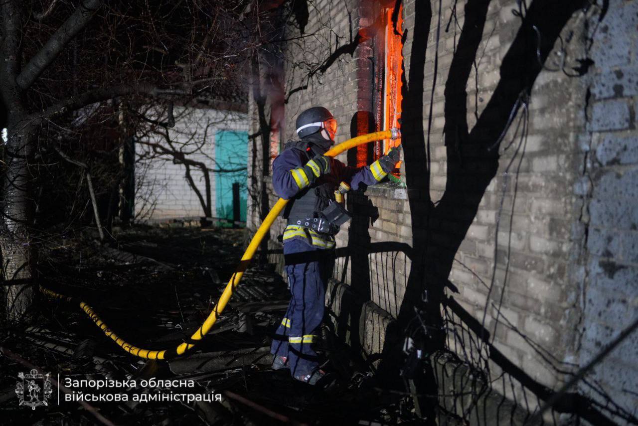 Россия атаковала дронами частный сектор Запорожья: есть разрушения, пожары и раненые. Фото и видео