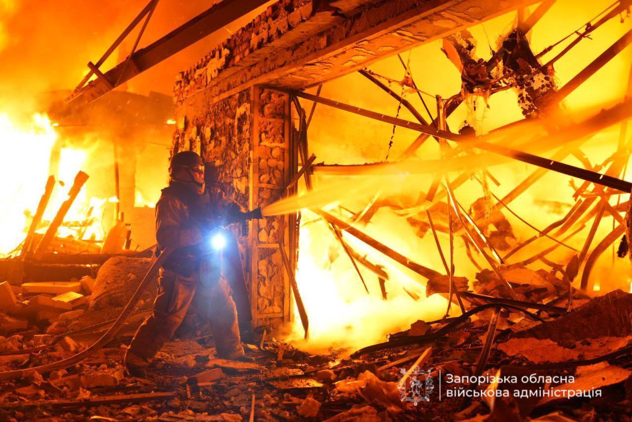 Россия атаковала дронами частный сектор Запорожья: есть разрушения, пожары и раненые. Фото и видео