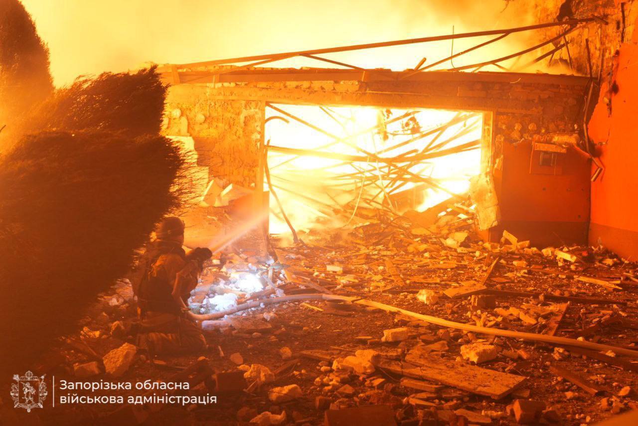 Россия атаковала дронами частный сектор Запорожья: есть разрушения, пожары и раненые. Фото и видео