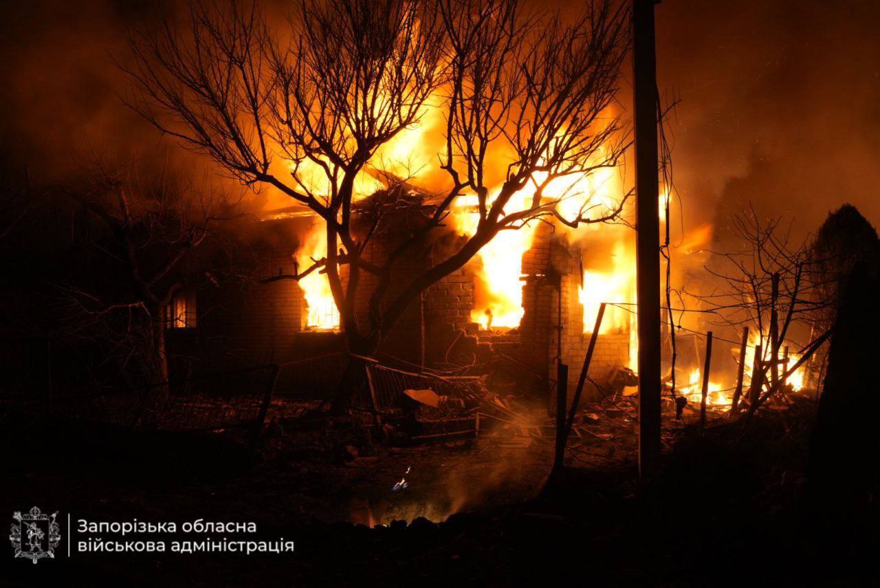 Россия атаковала дронами частный сектор Запорожья: есть разрушения, пожары и раненые. Фото и видео