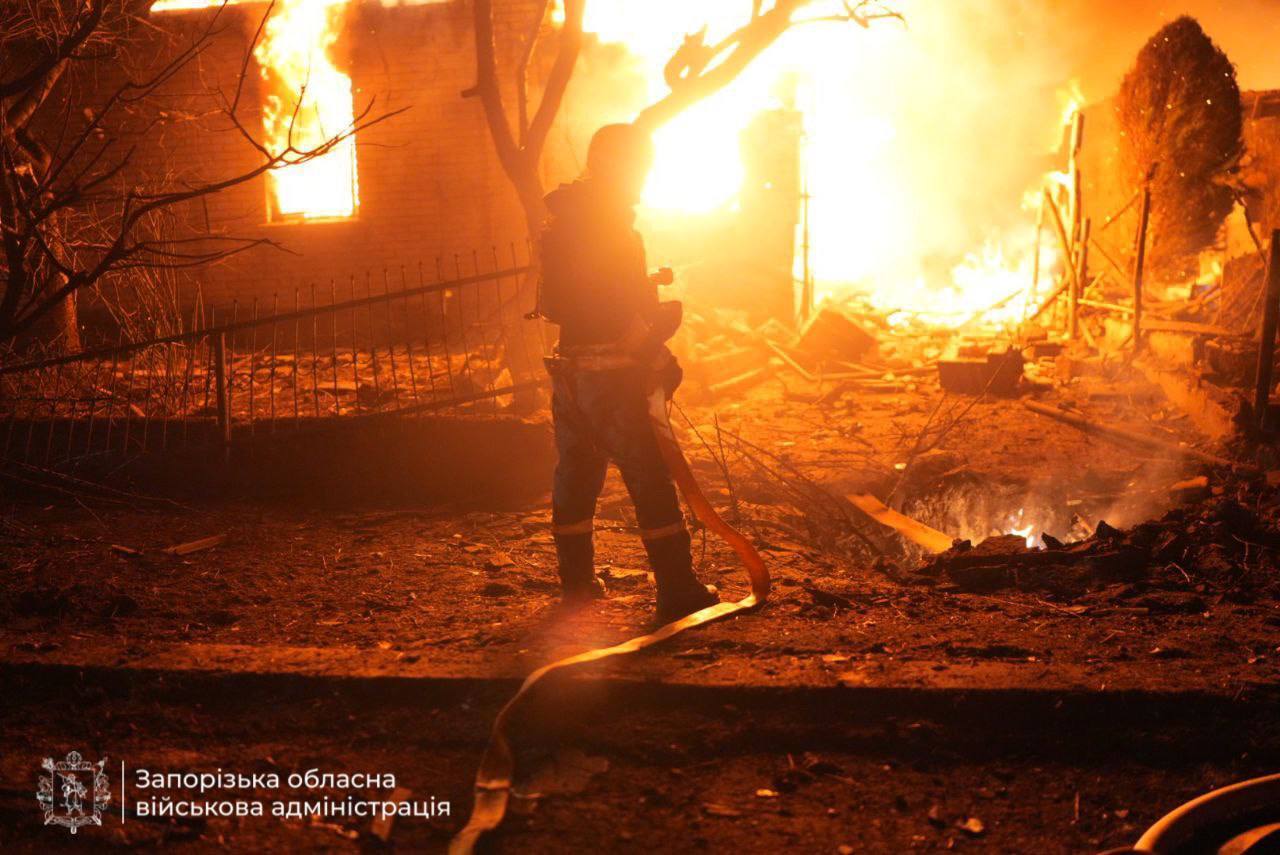 Россия атаковала дронами частный сектор Запорожья: есть разрушения, пожары и раненые. Фото и видео