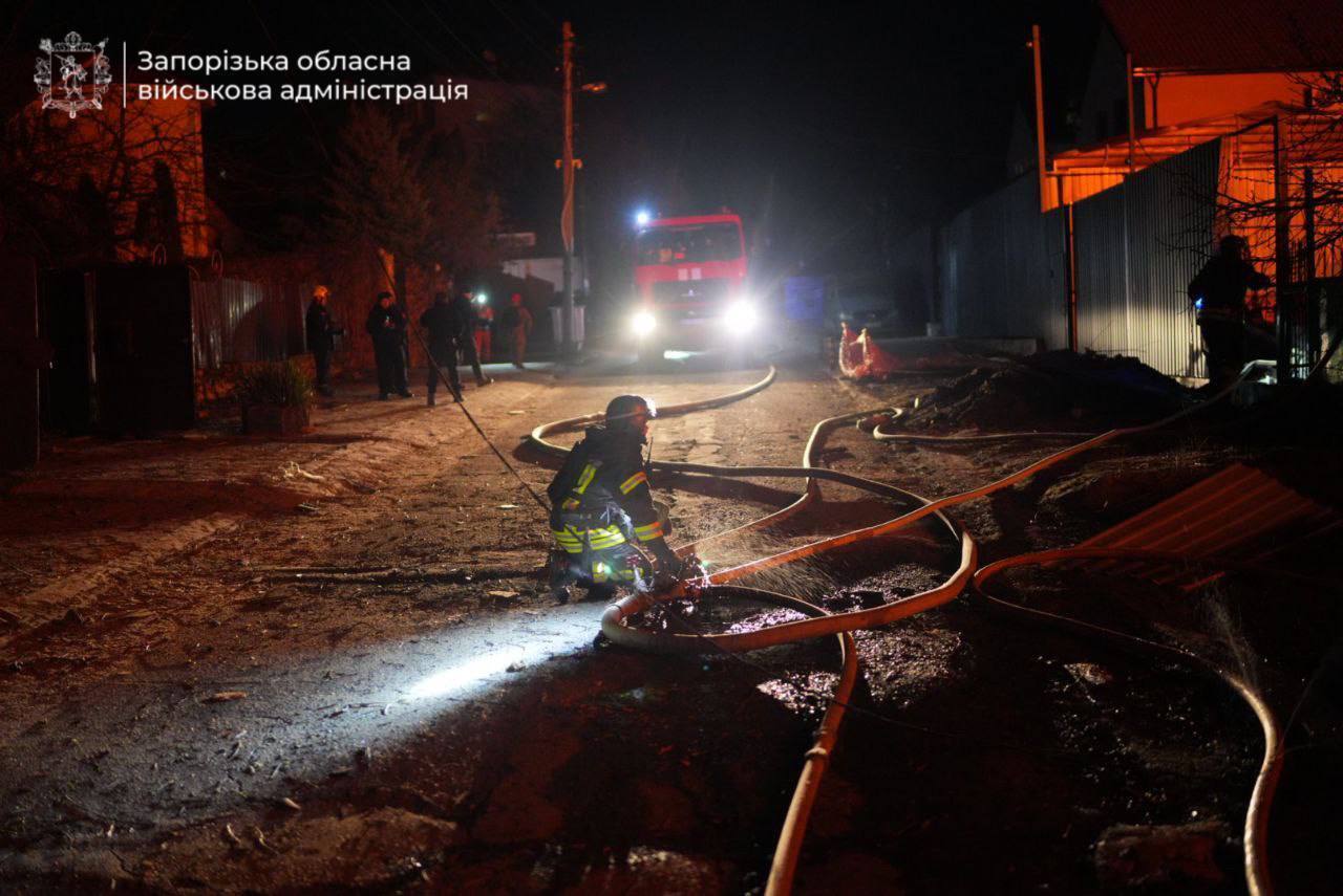 Россия атаковала дронами частный сектор Запорожья: есть разрушения, пожары и раненые. Фото и видео