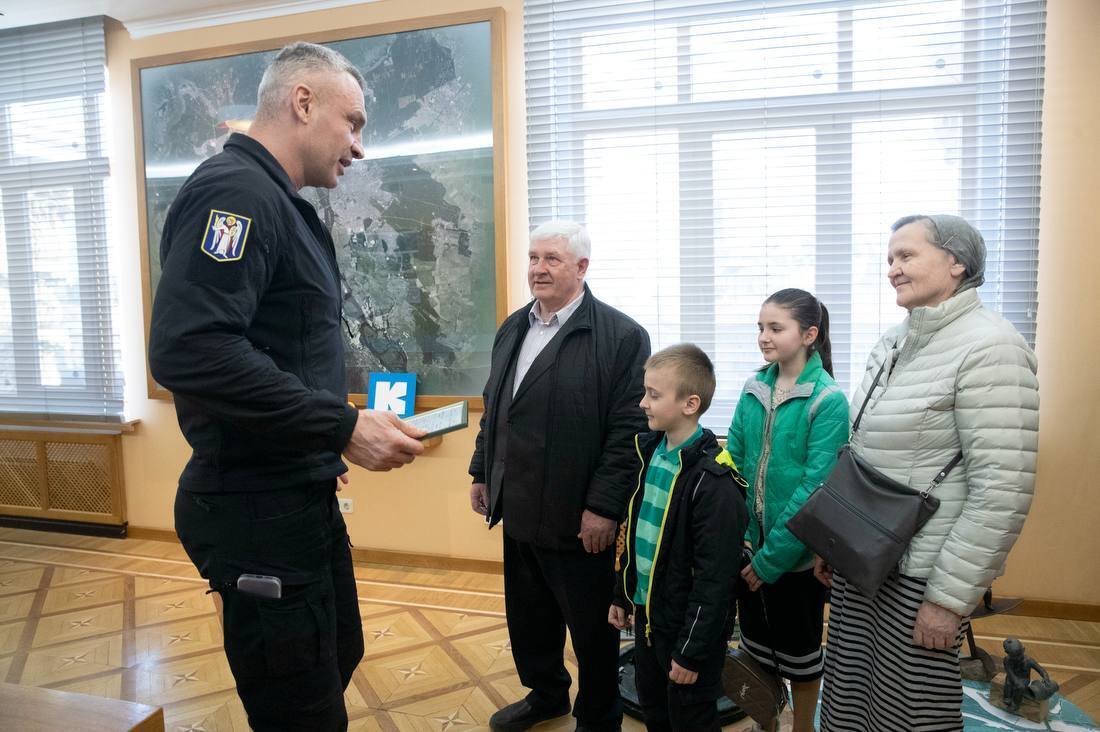 Кличко вручил ордер на квартиру семье Рудичей, которая воспитала 10 детей и имеет 25 внуков