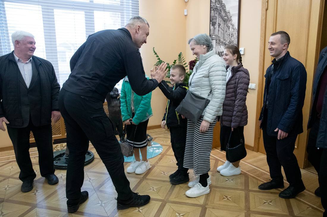 Кличко вручил ордер на квартиру семье Рудичей, которая воспитала 10 детей и имеет 25 внуков