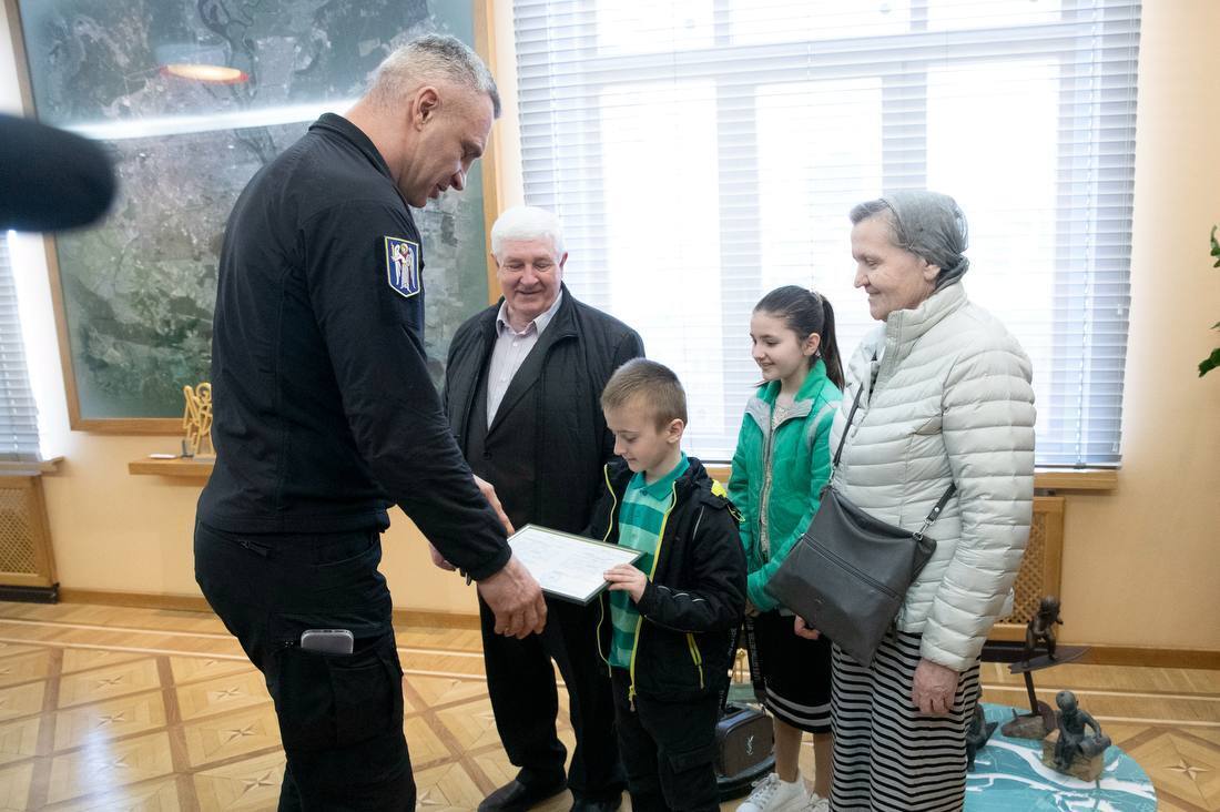 Кличко вручил ордер на квартиру семье Рудичей, которая воспитала 10 детей и имеет 25 внуков