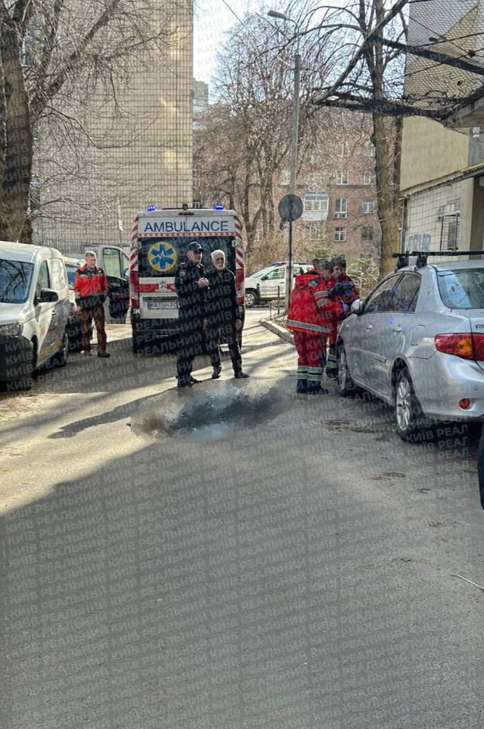 У Києві на Печерську біля багатоповерхівки знайшли тіло чоловіка. Подробиці та фото