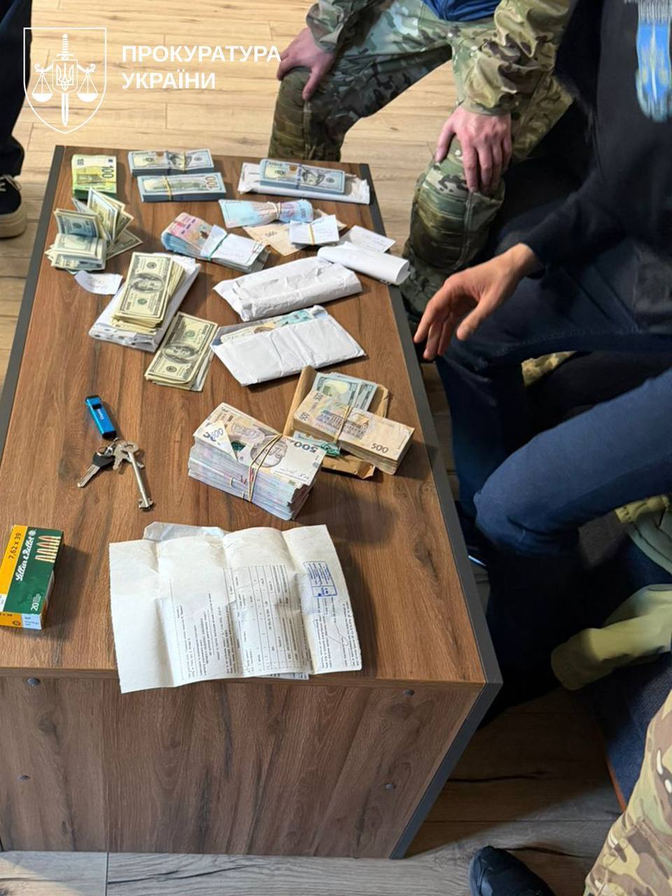 Самоочищення СБУ: двох високопосадовців обласних управлінь викрили на хабарі. Фото