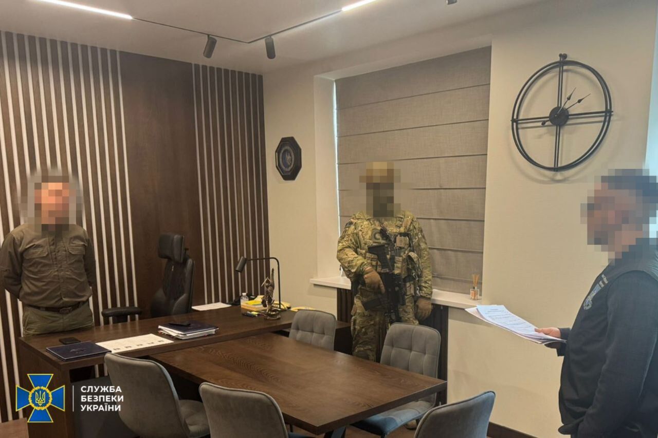 Самоочищення СБУ: двох високопосадовців обласних управлінь викрили на хабарі. Фото