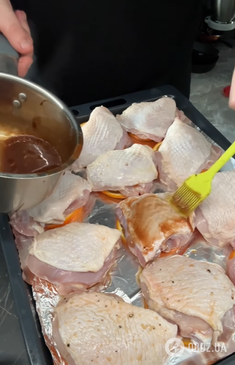 Соковиті курячі стегна з апельсиновим соусом в духовці: ділимось ідеальним рецептом для вечері