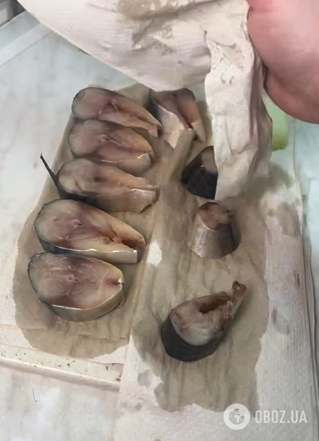 Як смачно замаринувати скумбрію в домашніх умовах: з цибулею та коріандром