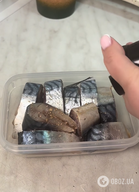 Як смачно замаринувати скумбрію в домашніх умовах: з цибулею та коріандром