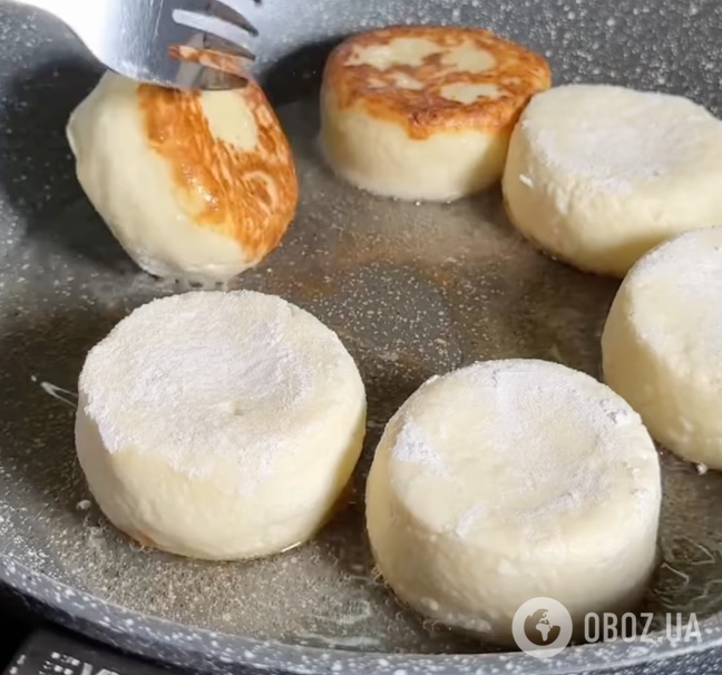 Сырники, которые не будут распадаться и гореть: рассказываем, что обязательно добавить в тесто