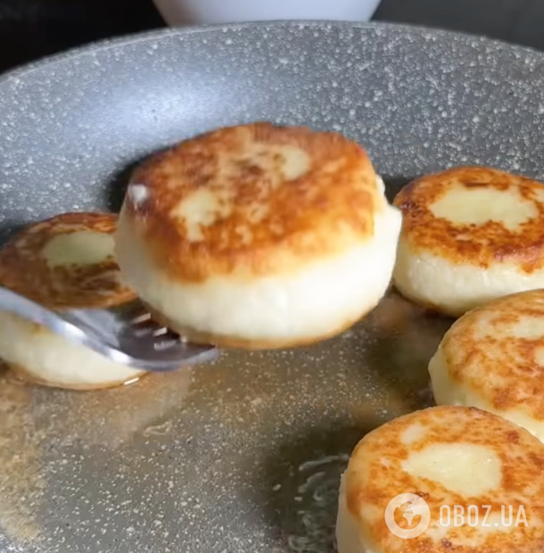 Сырники, которые не будут распадаться и гореть: рассказываем, что обязательно добавить в тесто