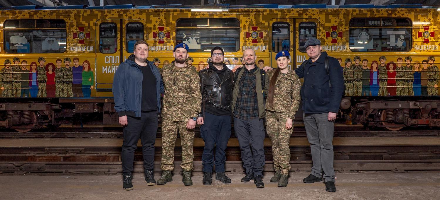 У метро Києва на честь 12-ї річниці Нацгвардії запустили брендований вагон. Фото та відео